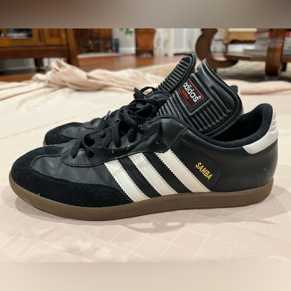 Adidas Samba classic black soccer shoe in leather and suede.